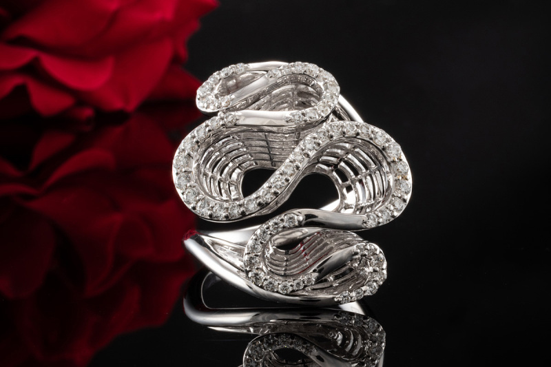 Designer Ring mit Diamanten geschwungen in Weißgold Goldschmiedearbeit 
