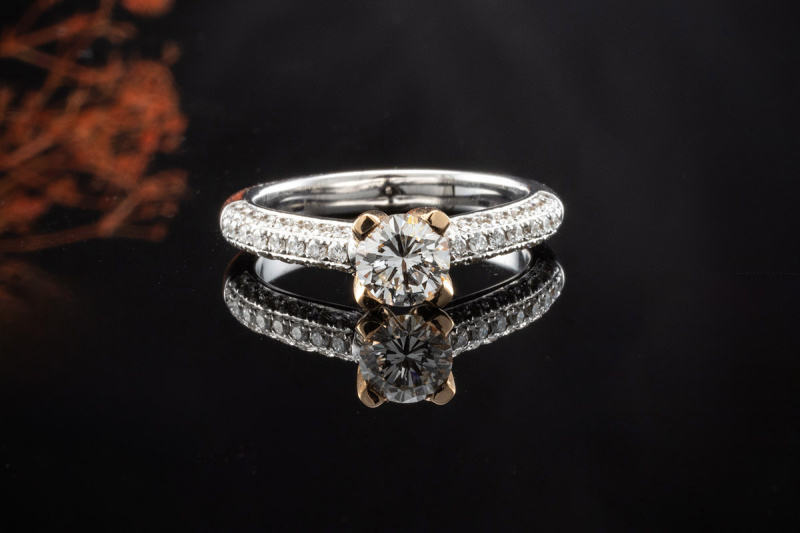 Buchwald Solitär Ring Diamant 0,80 Ct Seitl. Besatz in Rosegold Weißgold 