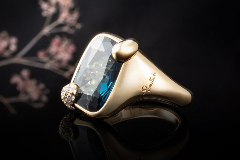 Pomellato Ring Ritratto Small London Topas Blau Diamanten in 750er Gold 