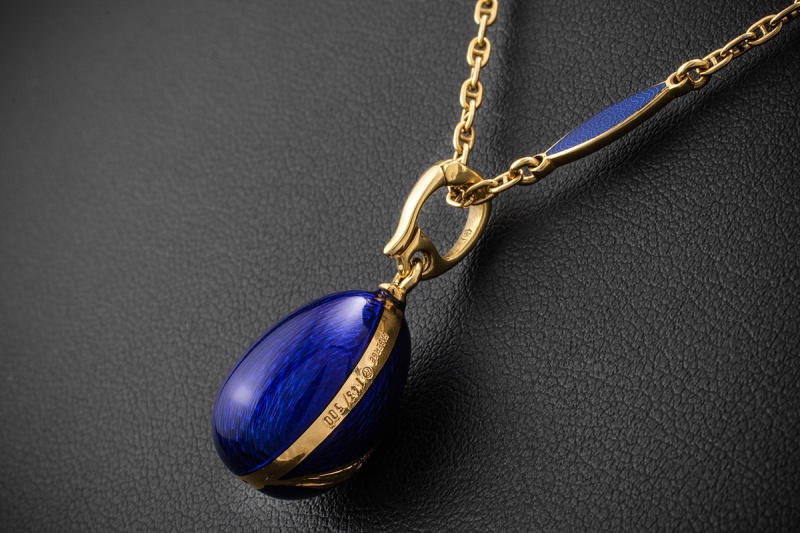 Fabergé Ei Collier Kette mit Anhänger Emaille Blau Brillanten 750er Gold 