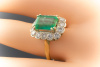 Klassischer Ring mit wunderschönem Smaragd & Brillanten in 750er Gold 
