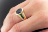 Erstklassiger Saphir Ring mit Smaragd Carrés & Brillanten in 750er Gelbgold 