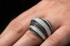 Faszinierender Ring aufgebaut mit Diamanten schwarz weiss 750er Weißgold 