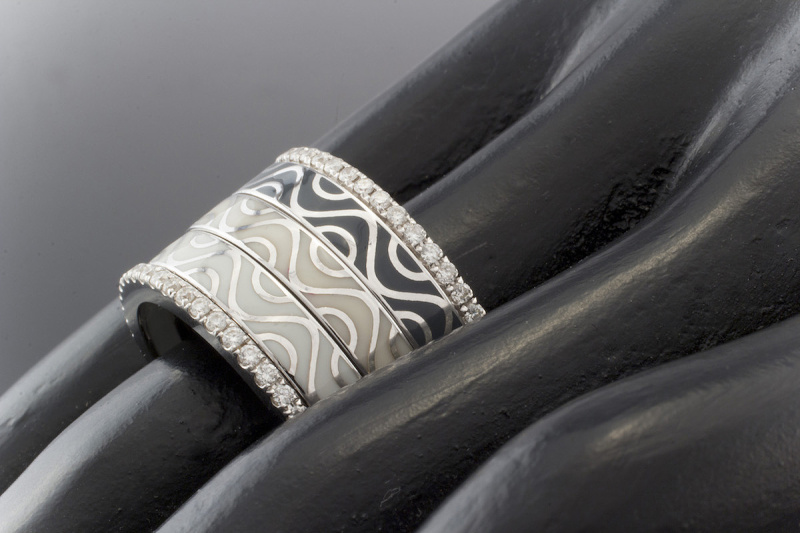 Exklusiver Drehring Emaille weiß grau Ring mit Top Brillanten in 750er Weißgold 