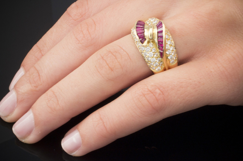 Ausgefallenes Meisterwerk Ring mit Top Brillanten Rubin Baguettes 750er Gold 