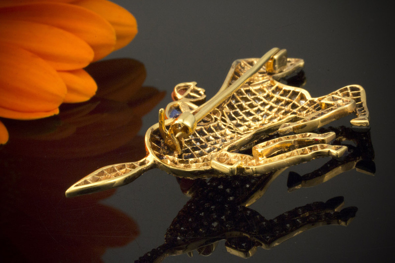 Rennpferd Brosche Jockey auf Galopper mit Brillanten Lapis Koralle 750er Gold 
