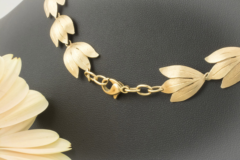 Collier mit Engelshaut Koralle 750er Gelbgold Blätter Design Diamanten 