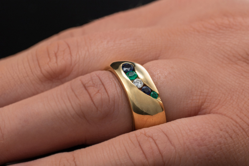 Schwungvolles Ring Design mit Saphir Smaragd und Brillant in Gelbgold 