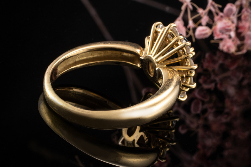 Eleganter massiver Ring mit dunklem Saphir und Top Diamanten Gelbgold 63 