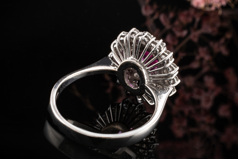 Leuchtender Ring Fancy Saphir Kräftiges Pink mit Diamanten in Weißgold 