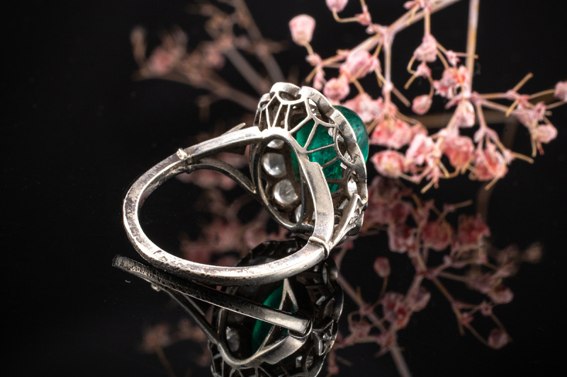 Antiker Ring Vintage Smaragd Cabochon und Altschliff Diamanten Weißgold 