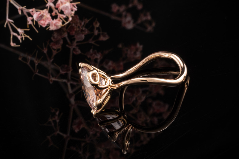 Dior Ring mit facettiertem Rosenquarz und 2 Diamanten in 750er Rosegold 