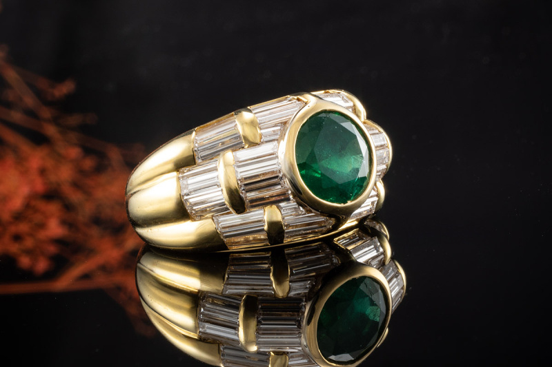 Smaragd Ring mit Baguette Diamanten in 750er Gelbgold Goldschmiedearbeit 