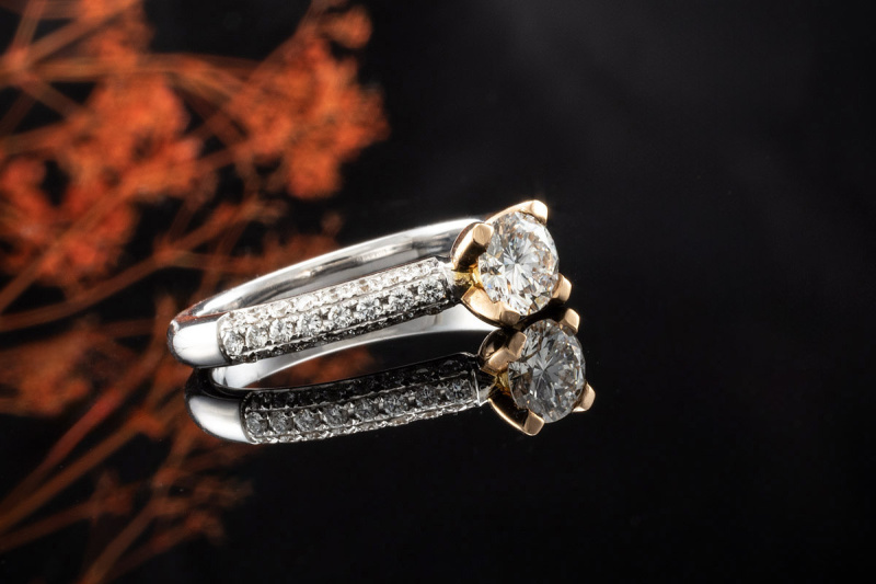Buchwald Solitär Ring Diamant 0,80 Ct Seitl. Besatz in Rosegold Weißgold 