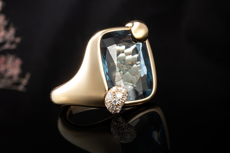 Pomellato Ring Ritratto Small London Topas Blau Diamanten in 750er Gold 