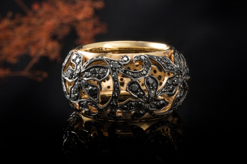 Pomellato Ring Arabesque Schwarze Diamanten verspielt in 750er Gelbgold 