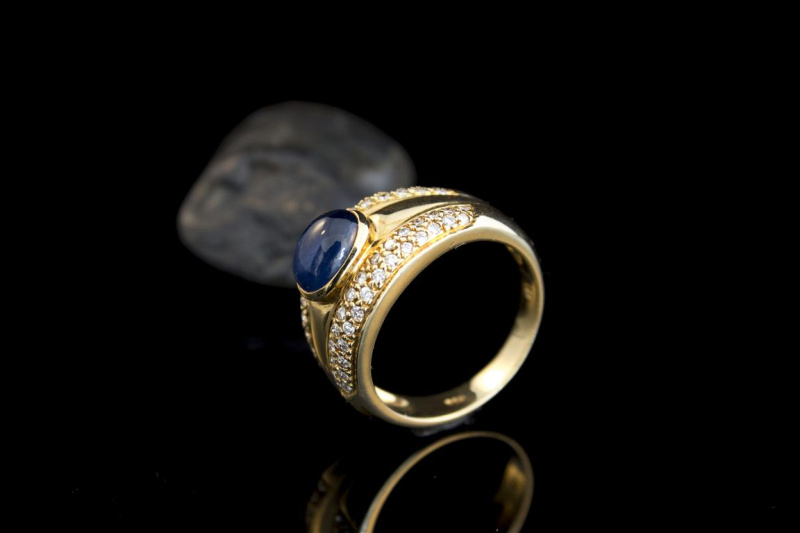 Ring mit Saphir Cabochon Blau und Diamanten in 750er Gelbgold Arbeit 