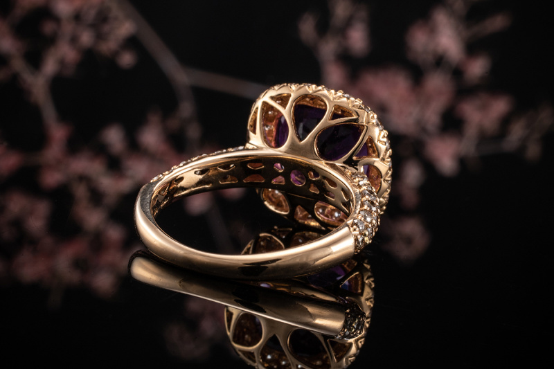 Farbintensiver Amethyst CocktailRing Ring mit Diamanten in 750er Rotgold 