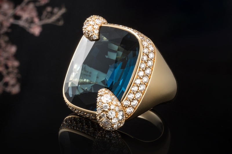 Pomellato Ring Ritratto Medium London Topas Blau Diamanten in 750er Gold 