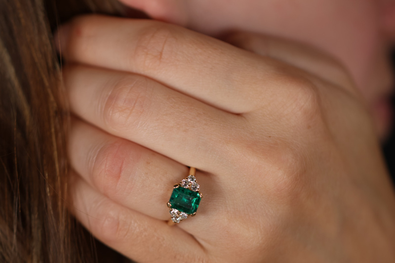 Ring Smaragd im Emerald Schliff und Diamanten Brillanten in Gelbgold 750 