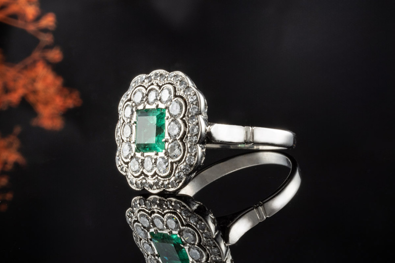Art deco Ring mit Smaragd im Princess Schliff und Diamanten in Weißgold 
