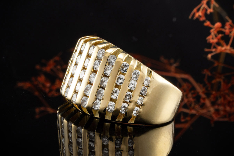 Gelbgold Ring Massive Goldschmiedearbeit mit Diamant Reihen in Gold 750 