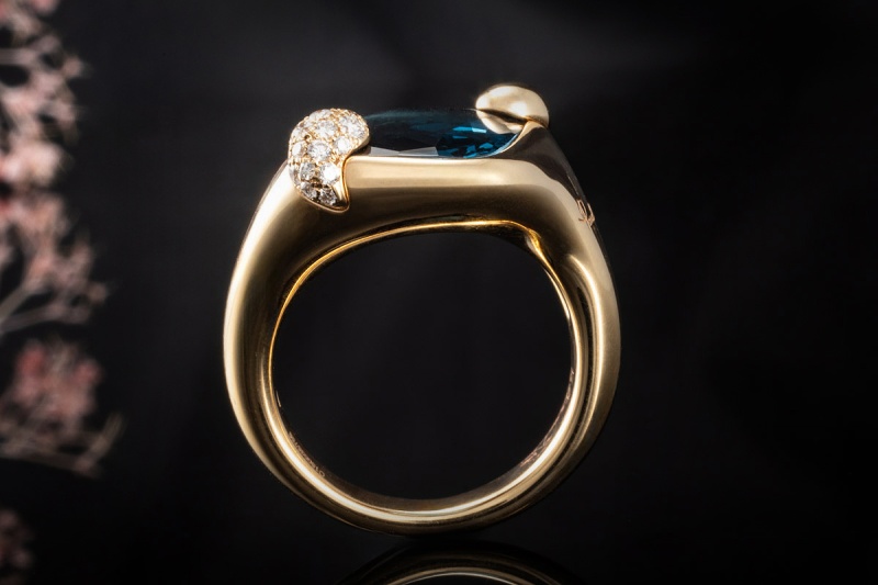 Pomellato Ring Ritratto Small London Topas Blau Diamanten in 750er Gold 