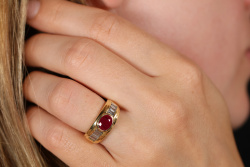 Ring mit Rubin Oval und Baguette Diamanten Goldschmiedearbeit 750er Gold