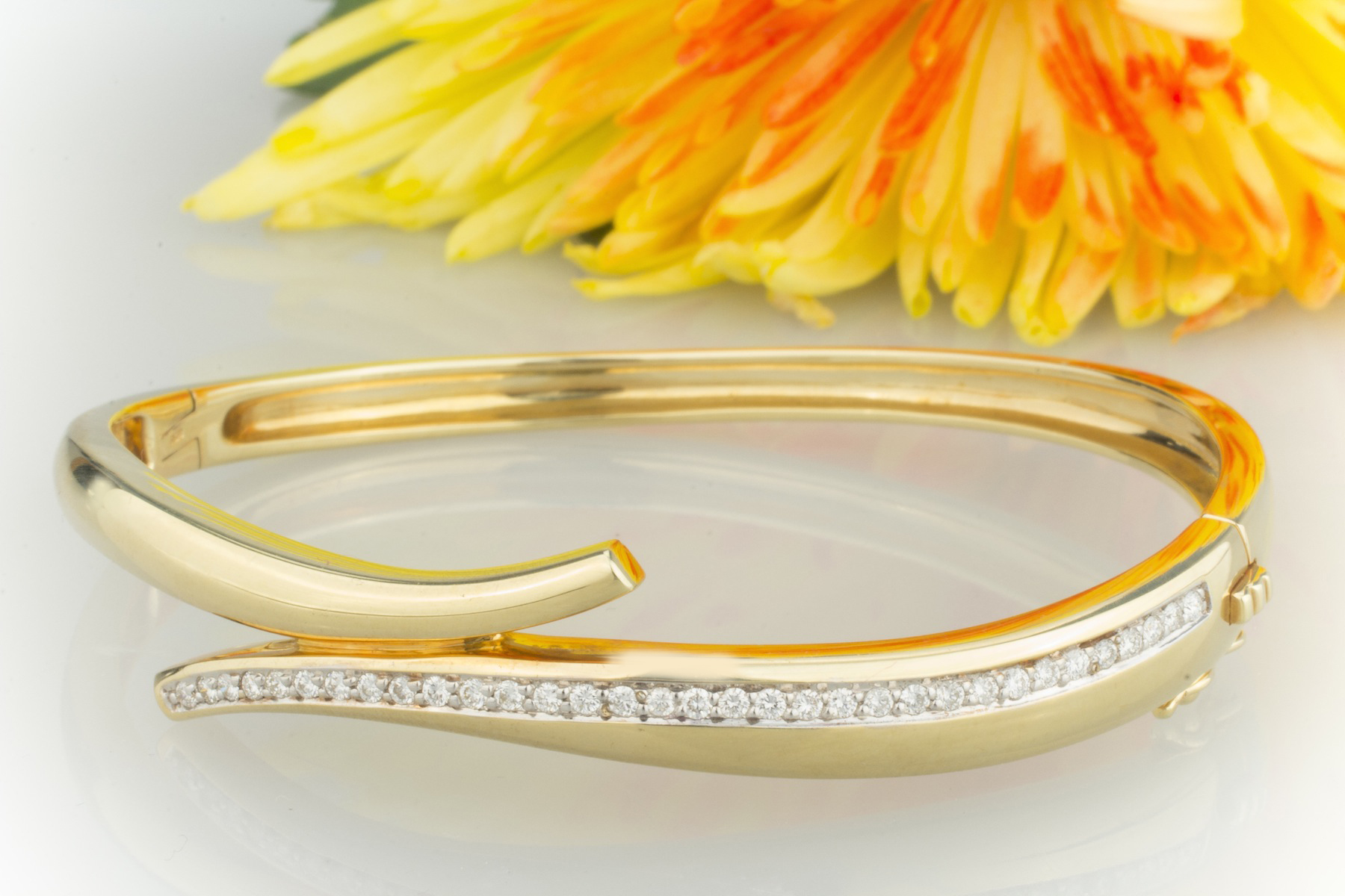 schmuckgebiet Shop | Schwungvoller Armreif mit feurigen BRILLANTEN in ...